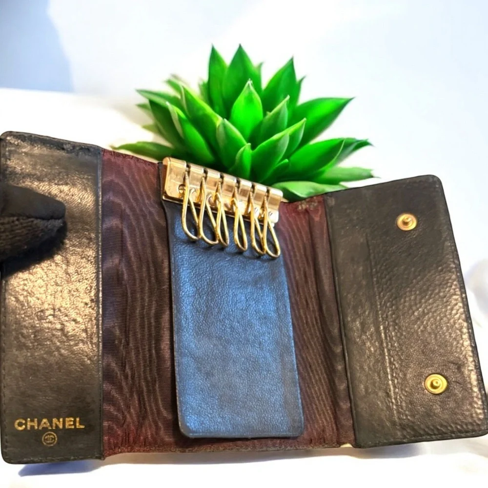Chanel Black Caviar Leather Key
Holder Wallet with Iconic CC Logo - Picture 4 of 9